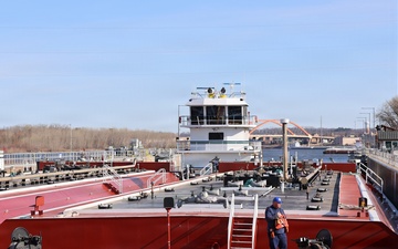 Spring arrives on the Upper Mississippi River as first tows reach St. Paul, MN