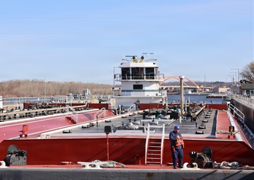 Spring arrives on the Upper Mississippi River as first tows reach St. Paul, MN
