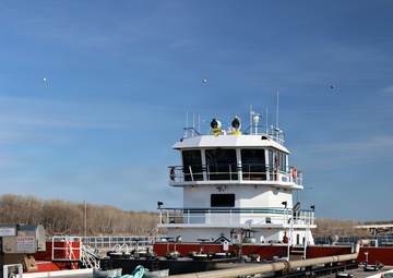 Spring arrives on the Upper Mississippi River as first tows reach St. Paul, MN