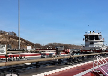 Spring arrives on the Upper Mississippi River as first tows reach St. Paul, MN