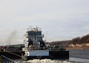 Spring arrives on the Upper Mississippi River as first tows reach St. Paul, MN