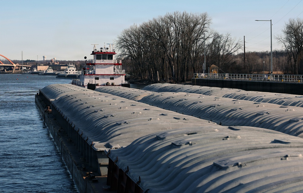 Spring arrives on the Upper Mississippi River as first tows reach St. Paul, MN