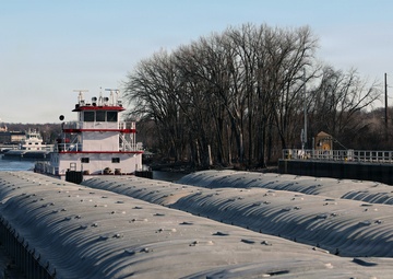 Spring arrives on the Upper Mississippi River as first tows reach St. Paul, MN