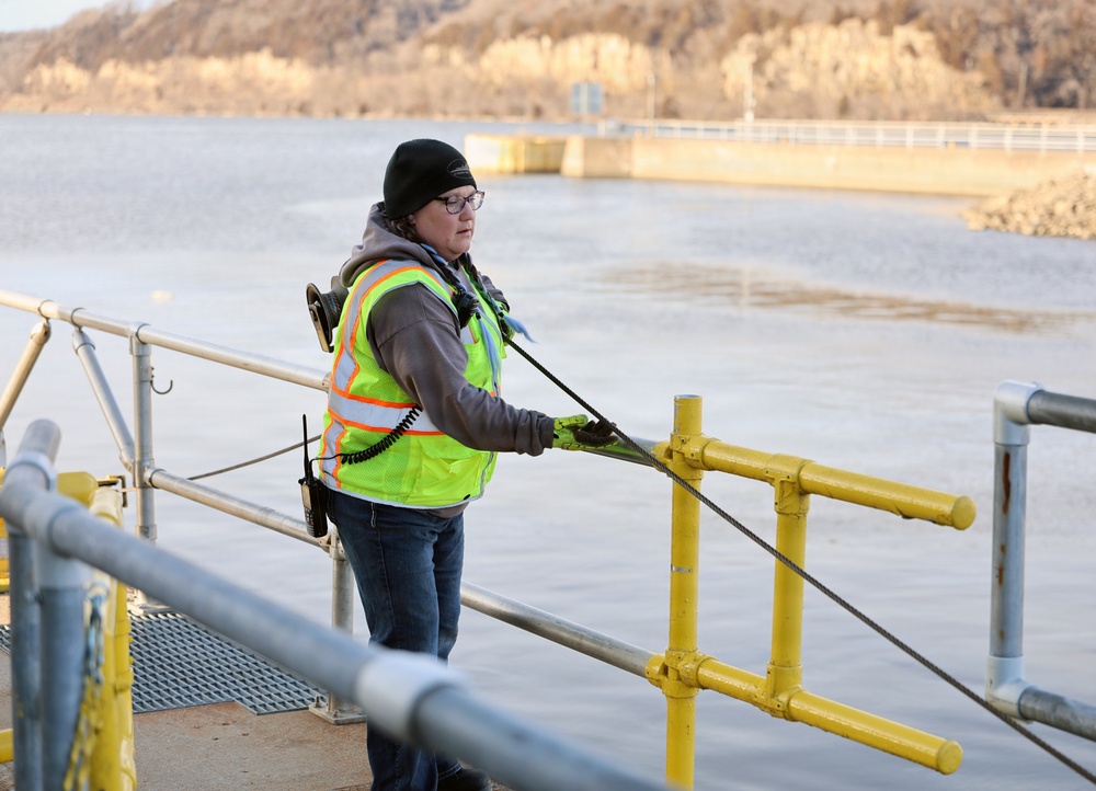 Spring arrives on the Upper Mississippi River as first tows reach St. Paul, MN