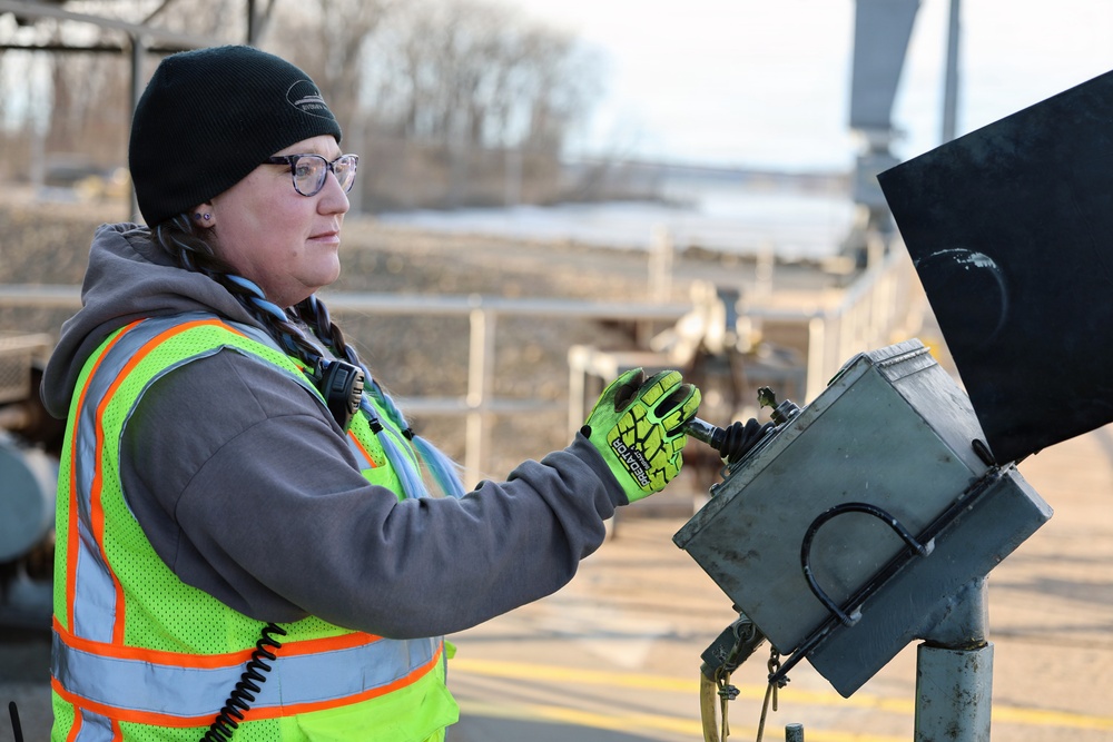 Spring arrives on the Upper Mississippi River as first tows reach St. Paul, MN