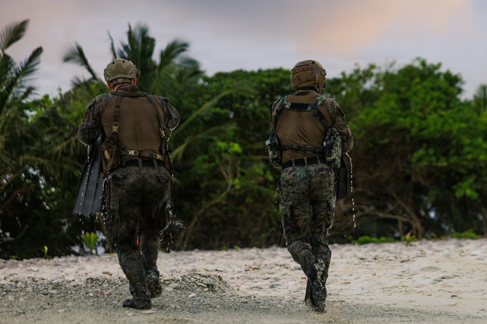 31st MEU | Force Recon Platoon conducts simulated Reconnaissance &amp; Surveillance