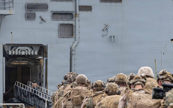 31st MEU | Lima Company conducts a simulated amphibious assault