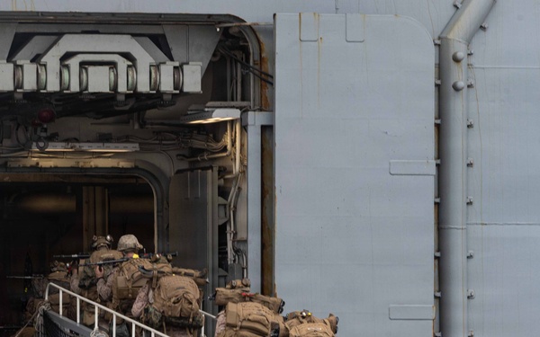 31st MEU | Lima Company conducts a simulated amphibious assault