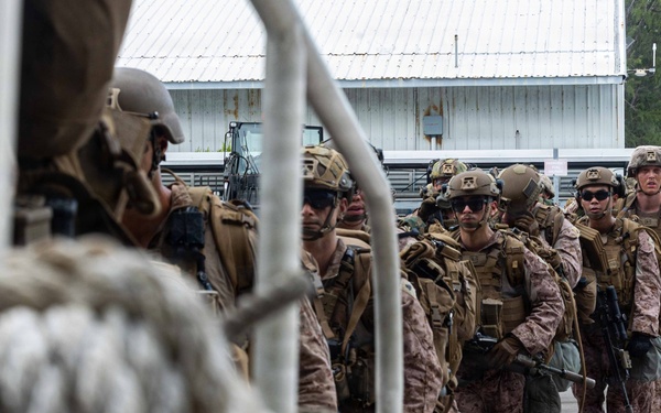 31st MEU | Lima Company conducts a simulated amphibious assault
