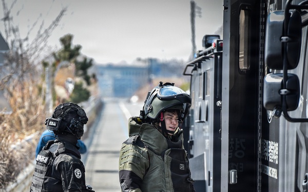 ROK SWAT, U.S Army Garrison Humphrey's personnel conduct joint explosive training