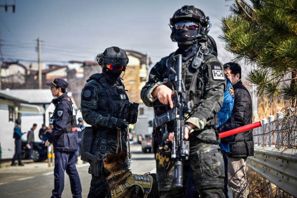 ROK SWAT, U.S Army Garrison Humphrey's personnel conduct joint EOD training