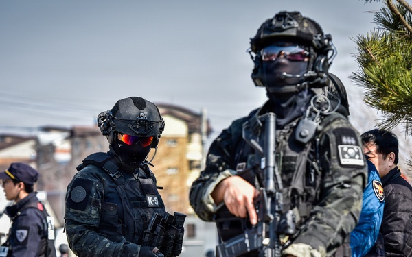 ROK SWAT, U.S Army Garrison Humphrey's personnel conduct joint explosive training