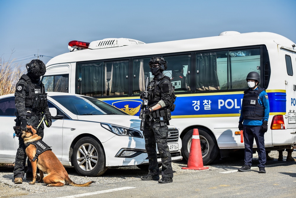 ROK SWAT, U.S Army Garrison Humphrey's personnel conduct joint EOD training