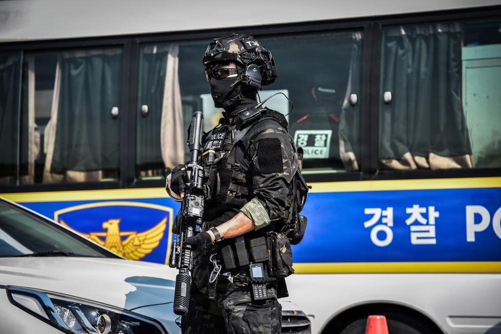 ROK SWAT, U.S Army Garrison Humphrey's personnel conduct joint EOD training