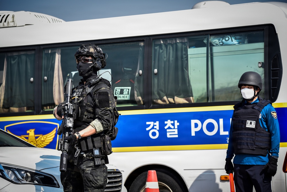 ROK SWAT, U.S Army Garrison Humphrey's personnel conduct joint EOD training