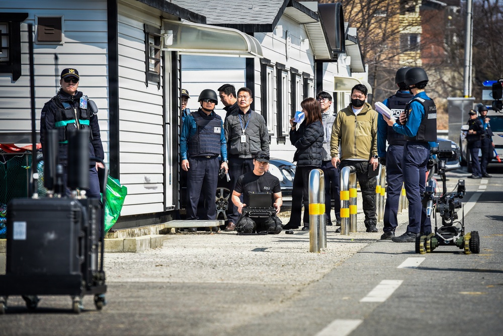 ROK SWAT, U.S Army Garrison Humphrey's personnel conduct joint EOD training