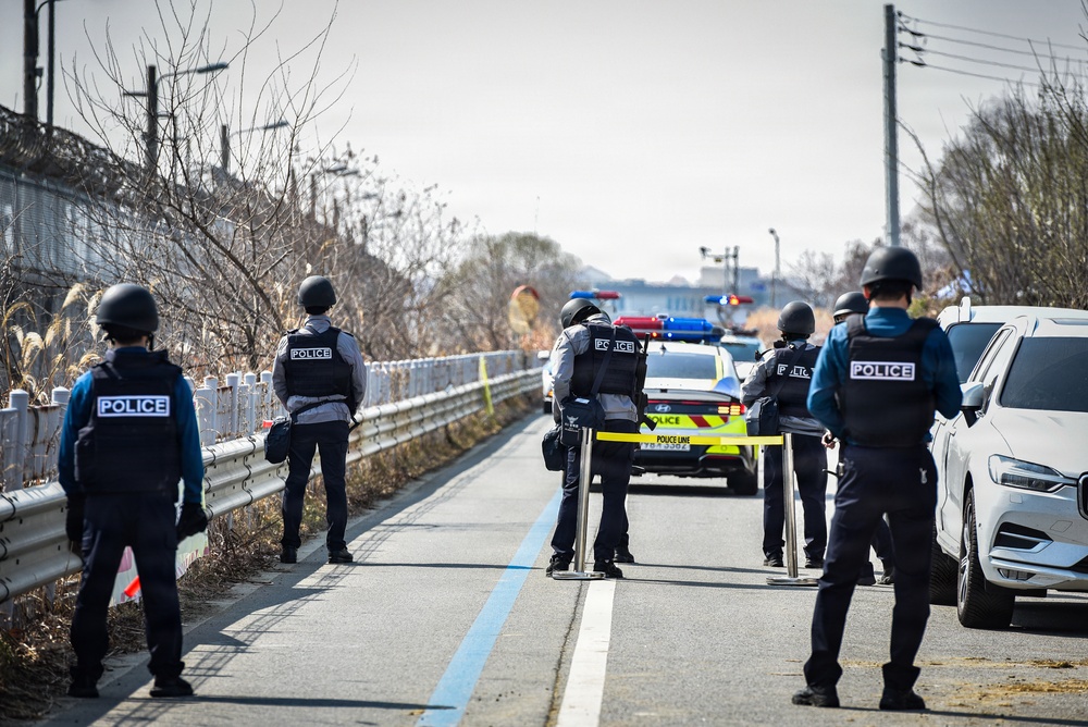 ROK SWAT, U.S Army Garrison Humphrey's personnel conduct joint EOD training