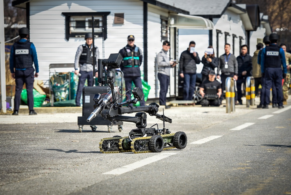 ROK SWAT, U.S Army Garrison Humphrey's personnel conduct joint EOD training