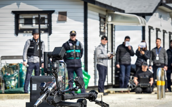 ROK SWAT, U.S Army Garrison Humphrey's personnel conduct joint explosive training