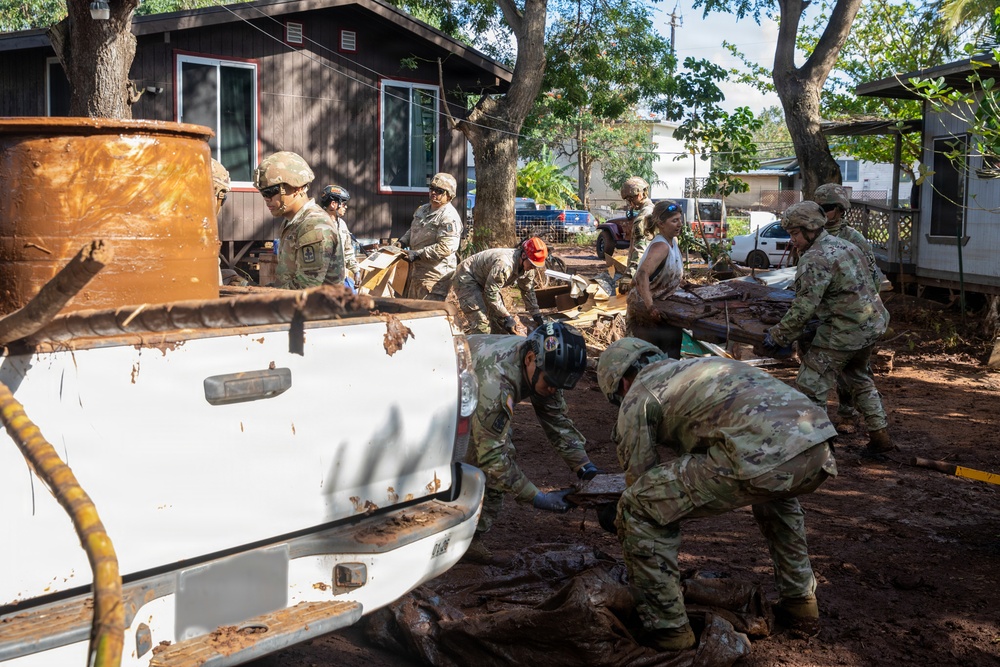 Hawaii National Guard assists Waialua residents with debris removal, water distribution