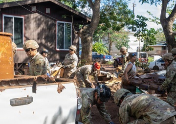 Hawaii National Guard assists Waialua residents with debris removal, water distribution
