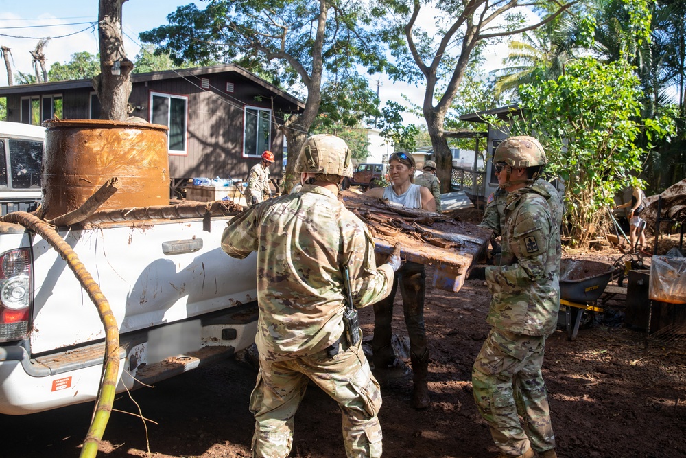 Hawaii National Guard assists Waialua residents with debris removal, water distribution