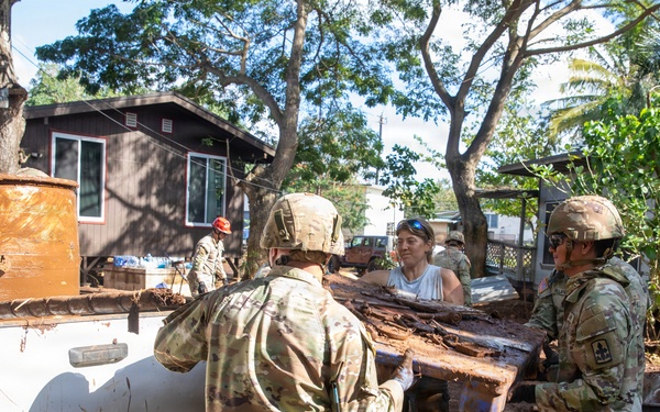Hawaii National Guard assists Waialua residents with debris removal, water distribution