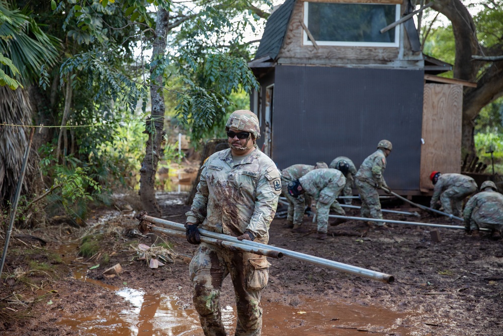 Hawaii National Guard assists Waialua residents with debris removal, water distribution