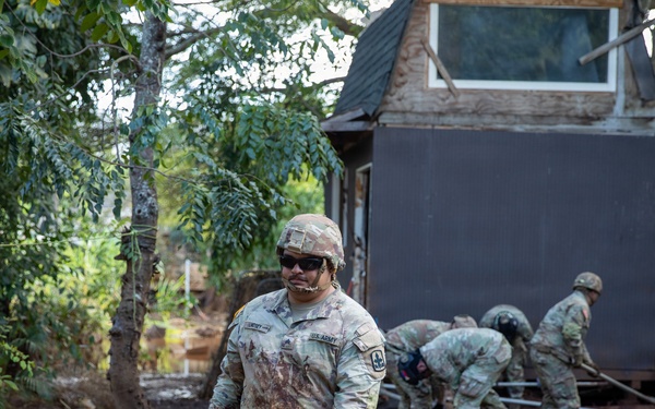Hawaii National Guard assists Waialua residents with debris removal, water distribution