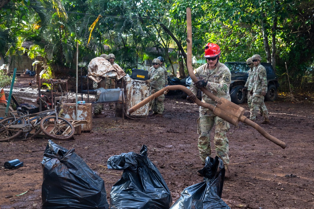 Hawaii National Guard assists Waialua residents with debris removal, water distribution
