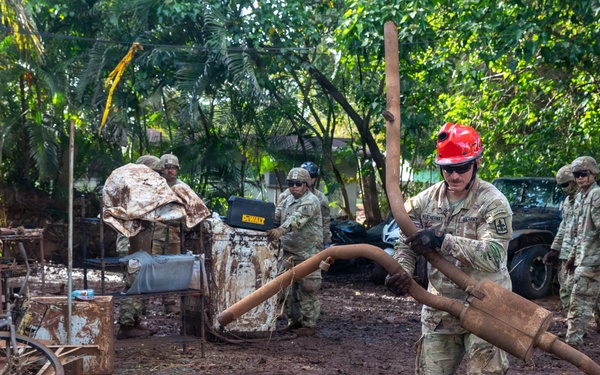 Hawaii National Guard assists Waialua residents with debris removal, water distribution
