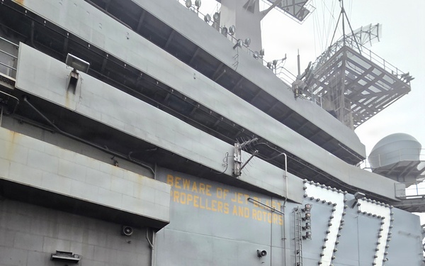 Dallas Cowboys Cheerleaders meet with CVN 77 and CVW-7 Sailors