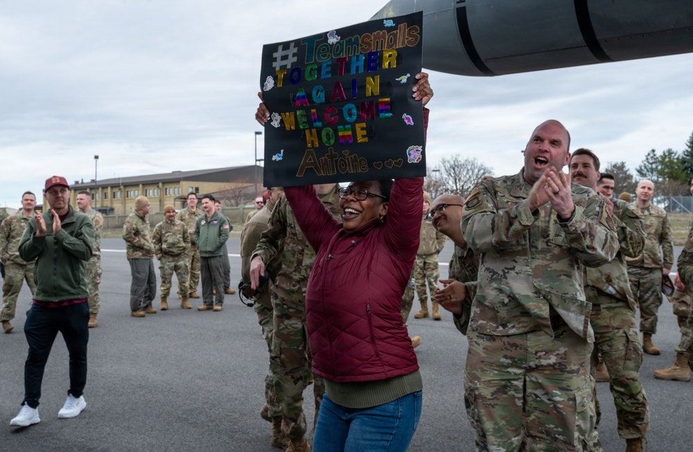 Airmen return home from deployment