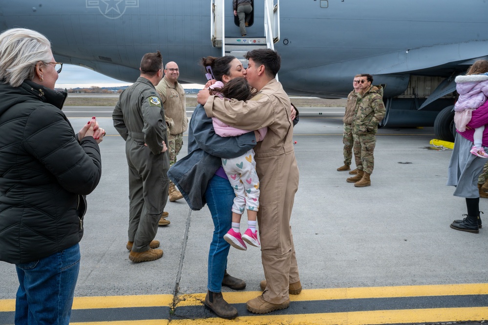 Airman return home from deployment