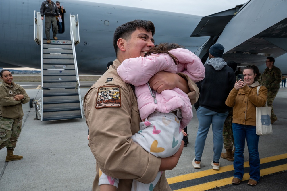 Airman return home from deployment