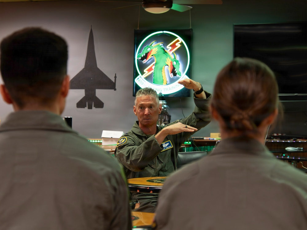 Major General Kreuder Visits the 80th Flying Training Wing
