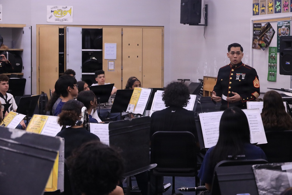Musician Technical Assistant visits Alonso High School for a band talk
