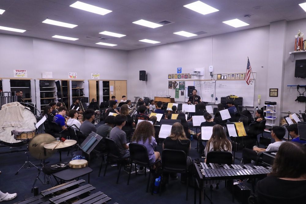 Musician Technical Assistant visits Alonso High School for a band talk