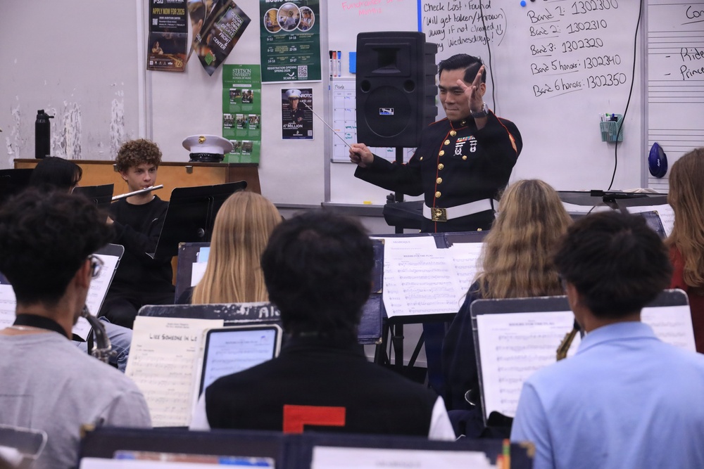 Musician Technical Assistant visits Alonso High School for a band talk