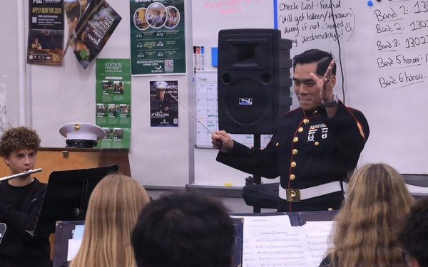 Musician Technical Assistant visits Alonso High School for a band talk
