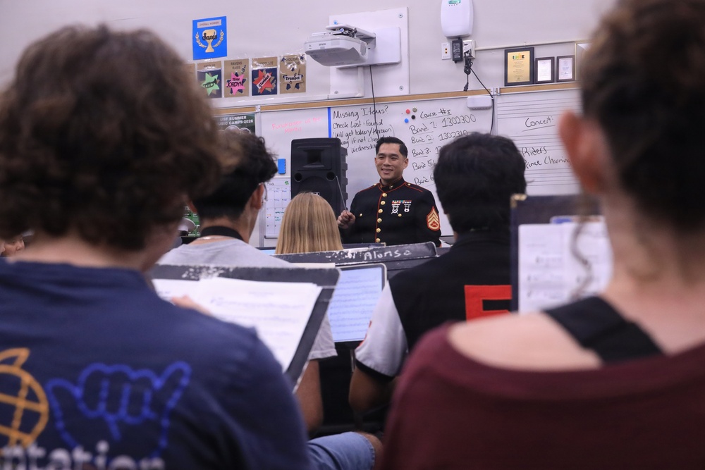 Musician Technical Assistant visits Alonso High School for a band talk