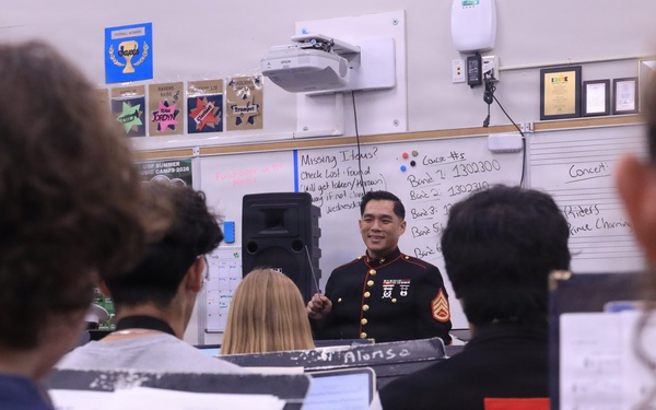 Musician Technical Assistant visits Alonso High School for a band talk