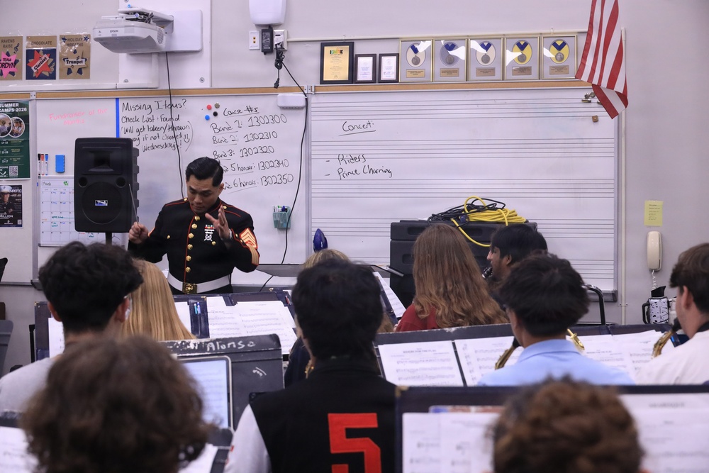 Musician Technical Assistant visits Alonso High School for a band talk