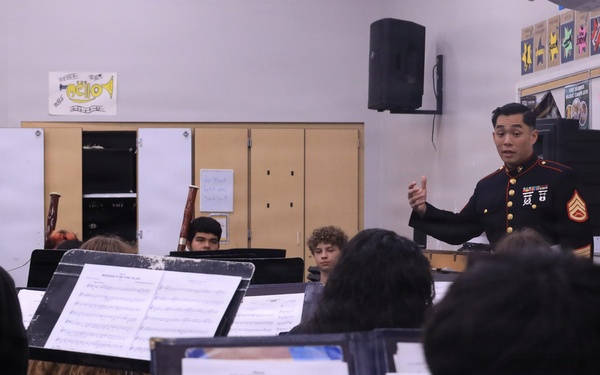 Musician Technical Assistant visits Alonso High School for a band talk