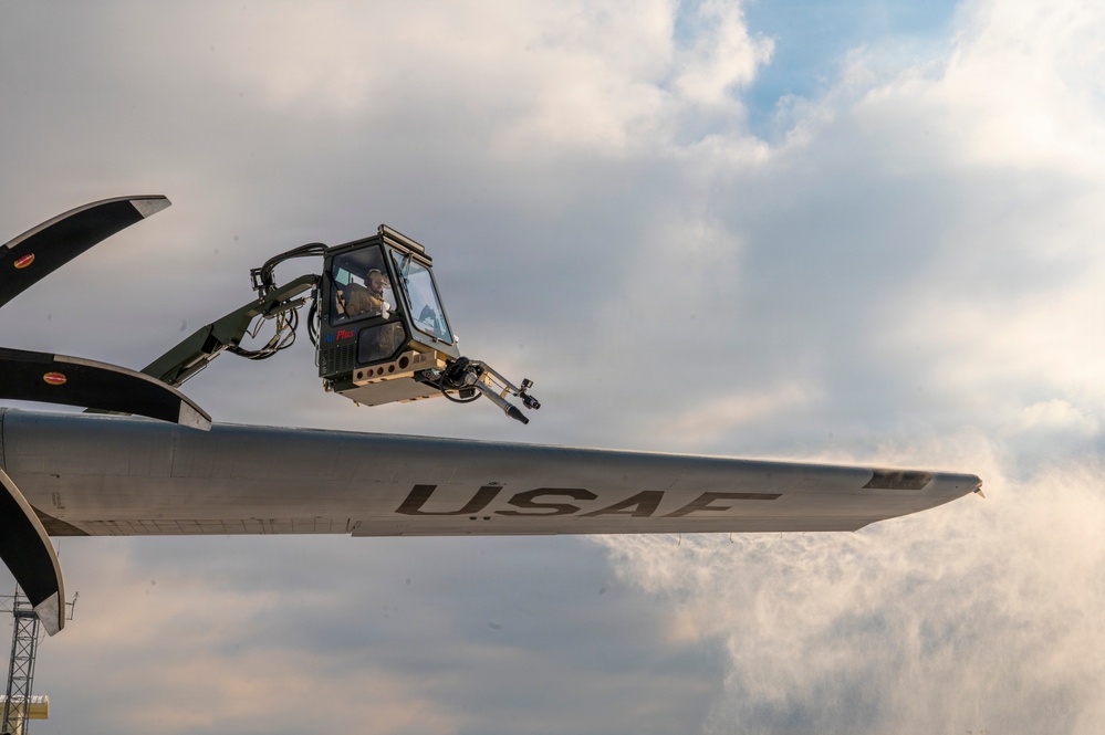 166th Maintenance Group Deices C-130 Aircrafts