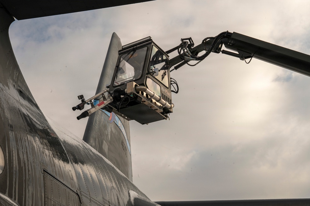 166th Maintenance Group Deices C-130 Aircrafts