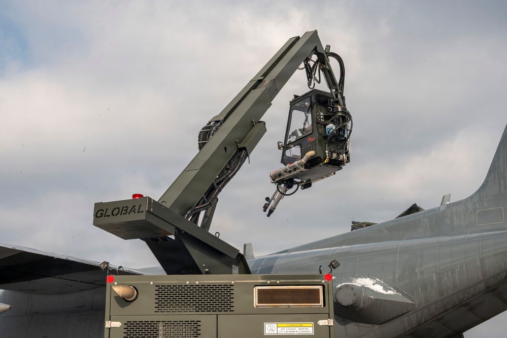 166th Maintenance Group Deices C-130 Aircrafts