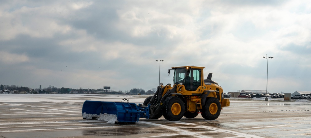 166th Maintenance Group Deices C-130 Aircrafts
