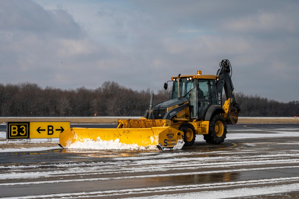 166th Maintenance Group Deices C-130 Aircrafts