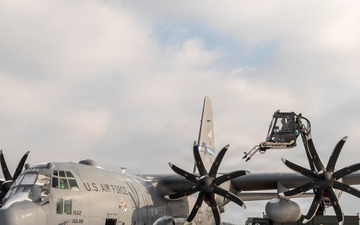 166th Maintenance Group Deices C-130 Aircrafts